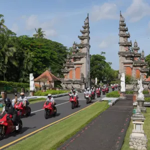 À l'occasion du centenaire de Ducati, des milliers de Ducatisti se sont rassemblés dans certaines des plus belles villes du monde pour le #WeRideAsOne gallery 1