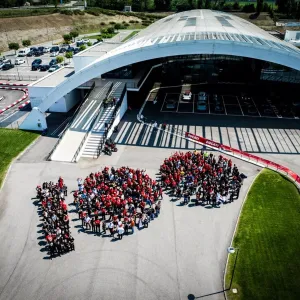 À l'occasion du centenaire de Ducati, des milliers de Ducatisti se sont rassemblés dans certaines des plus belles villes du monde pour le #WeRideAsOne gallery 5