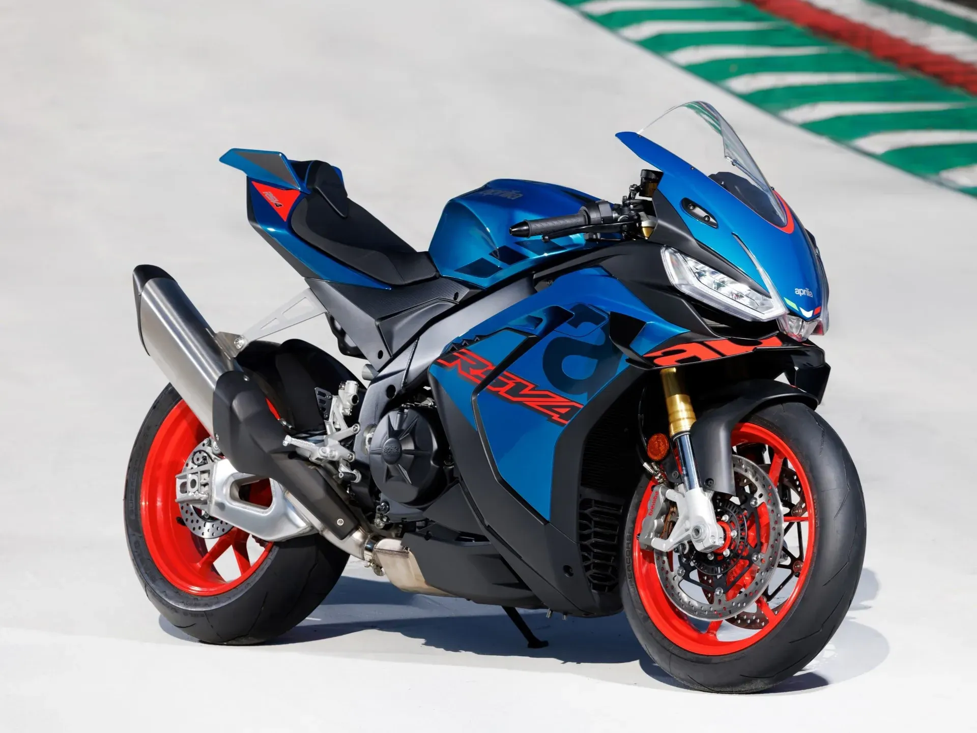 Aprilia RSV4 - Image 2