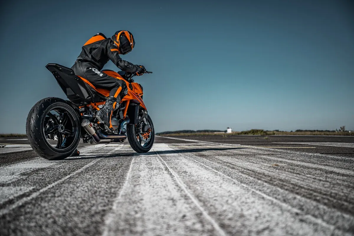 KTM 1390 Super Duke R - Image 4