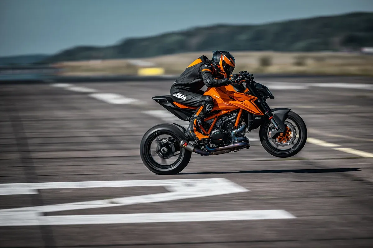 KTM 1390 Super Duke R - Image 3